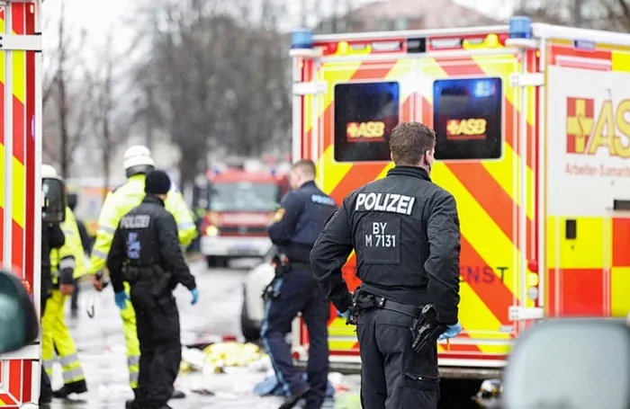 almanyada-dehset-anlari-arac-kalabaligin-arsina-daldi-yaralilar-var-1739444372580.jpg Foto: AFP