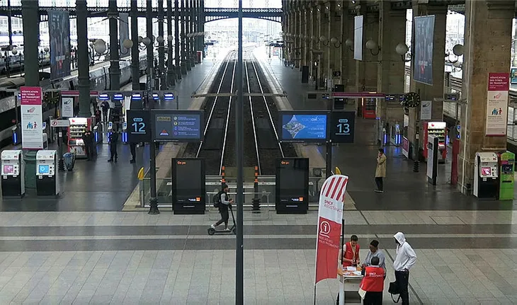 Fransa'da bu kez de demiryolu çalışanları greve gitti - 3