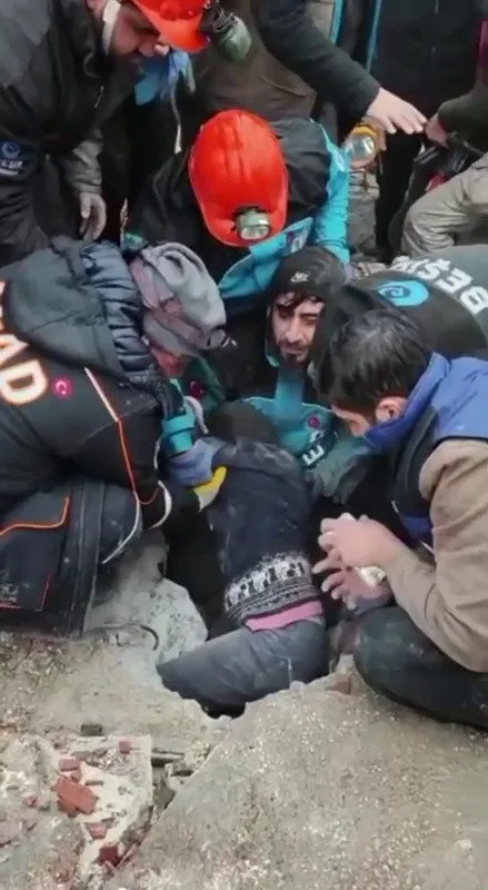 KAHRAMANMARAŞ'TA 7,4'LÜK DEPREM! Deprem bölgesinde kurtarma çalışmaları devam ediyor | İğne deliğinden çıkarıldılar