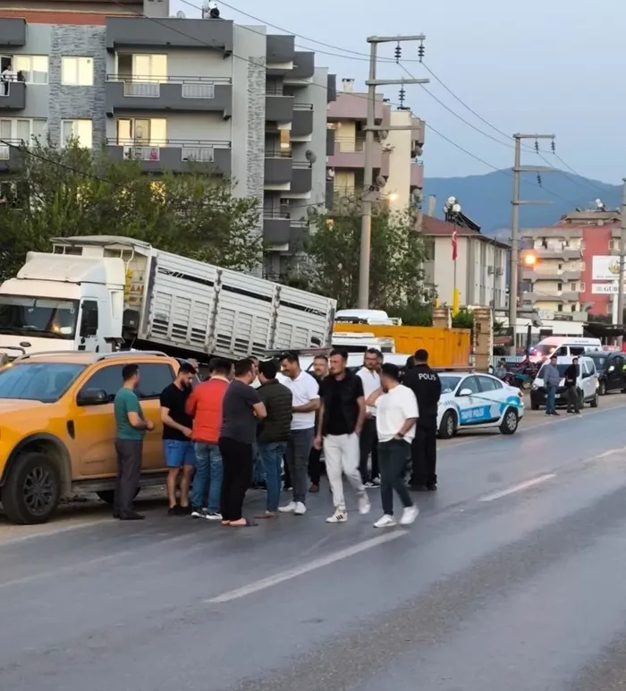 muglada-iki-grup-birbirine-girdi-ortalik-savas-alanina-dondu-1712785366781.jpeg Milas'ta korku dolu anlar! İki grup arasında silahlı kavga: Sokak ortasında defalarca kurşun yağdırdı | O anlar kamerada - 4