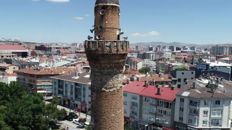 Sivas’ta eğriliği ile tanınan tarihi minarenin kayıp yazıları “bisküviden” çıktı