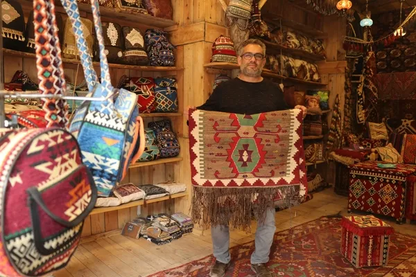 kilim-parcalarini-copten-toplayip-donusturerek-dunyaya-satiyor-1635928887539.jpg Kilim parçalarını çöpten toplayıp dönüştürerek dünyaya satıyor - 3