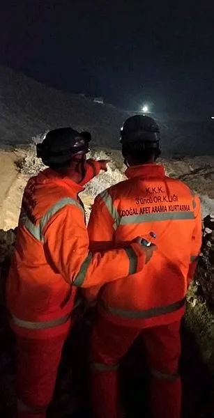 erzincanda-toprak-kaymasi-kahraman-mehmetcik-sahada-bolgede-calismalar-arttirildi-1707852046824.jpeg Erzincan'da toprak kayması! Devlet tüm imkanlarını seferber etti: Kahraman Mehmetçik sahada... - 4