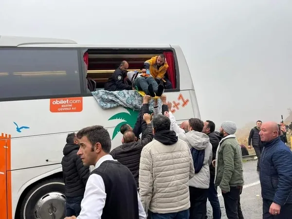 antalyada-otobus-tira-arkadan-carpti-cok-sayida-yarali-var-1670770250368.jpg Antalya'da otobüs TIR'a arkadan çarptı | Çok sayıda yaralı var - 2