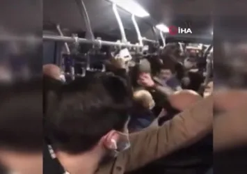 Metrobüste tekmeli yumruklu kavga kamerada