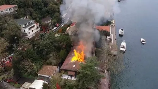 Son dakika: İstanbul'daki tarihi Vaniköy Camii'nde yangın! Ekipler sevk edildi - 2