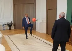 Makam odasında futbol şov! Çorum Belediye Başkanı ve Hollanda Ankara Büyükelçisi'nin o anları gündem oldu