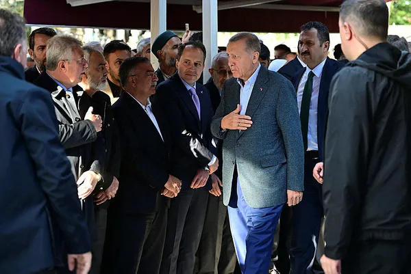 baskan-erdogandan-anne-ve-babasinin-kabrine-ziyaret-hacer-muhterem-cosanin-cenaze-torenine-katildi-1699968714423.jpg Başkan Erdoğan'dan anne ve babasının kabrine ziyaret! Hacer Muhterem Coşan'ın cenaze törenine katıldı - 2