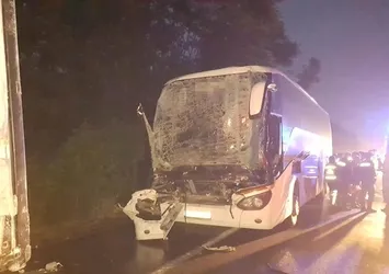 Sakarya'da feci kaza: Seçmenleri taşıyan otobüs tıra çarptı