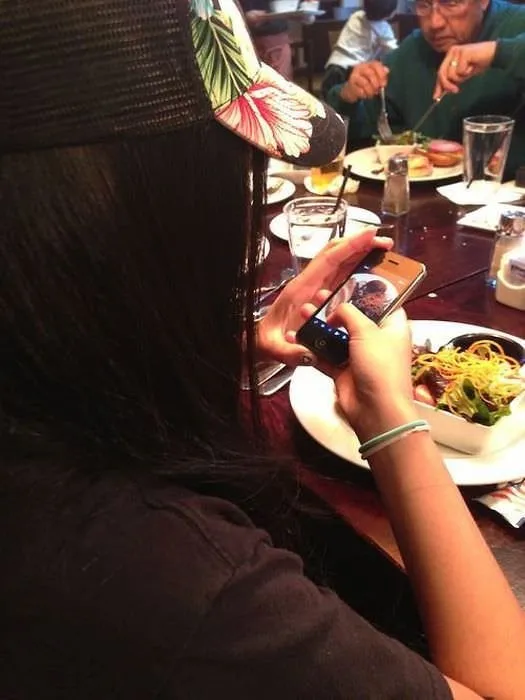 За столом фото без лиц