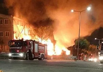 İstanbul Tuzla'da fabrika yangını! Alevler geceyi aydınlattı