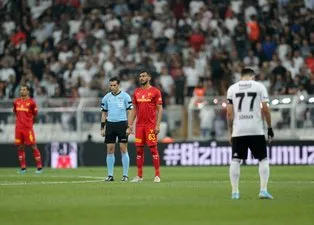 Son dakika: Beşiktaş - Göztepe maçında Emine Bulut için sessiz protesto