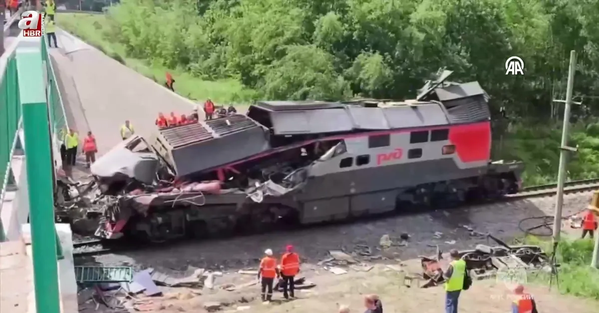 Rusya'da otoyol köprüsünün yolcu treninin üzerine çökmesi sonucu 7 kişi öldü, 66 kişi yaralandı