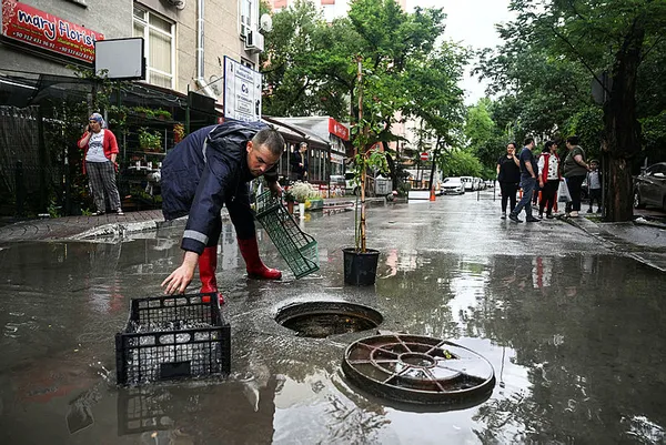 ankara-sular-altinda-mansur-yavas-kilicdaroglunun-izinde-faturayi-askiye-kesti-kendini-kurtaracagini-saniyor-1686764554127.jpg Sular altında kalan Ankara'da Mansur Yavaş faturayı ASKİ'ye kesti: Genel Müdürü görevden aldı-11