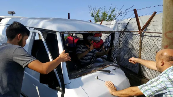 Freni boşalan minibüs elektrik direğine çarptı: 2 yaralı - 2