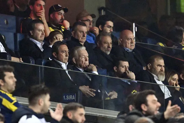 Fenerbahçe'de kriz tavan yaptı! Soyunma odasına inen Ali Koç'a Jesus'tan sert tepki: Ne söyleyeceksen bana söyle - 4
