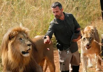 Aslan ile avı arasına giren 22 yaşındaki kadın öldü