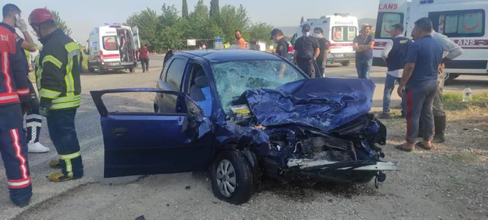 Son dakika: Manisa'da korkunç kaza! Tarım işçilerini taşıyan minibüsle otomobil çarpıştı: 2 ölü, 9 yaralı - 2