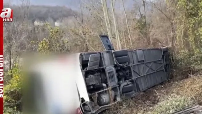 Bartın’da feci kaza! Rize'den Zonguldak'a giden yolcu otobüsü devrildi… İşte olay yerinden ilk görüntüler