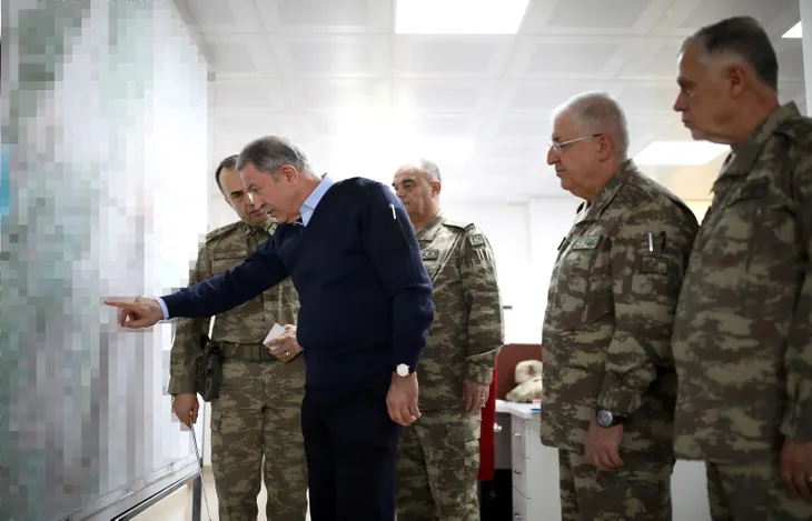 Bakan Akar ve TSK komuta kademesi Suriye sınırında!