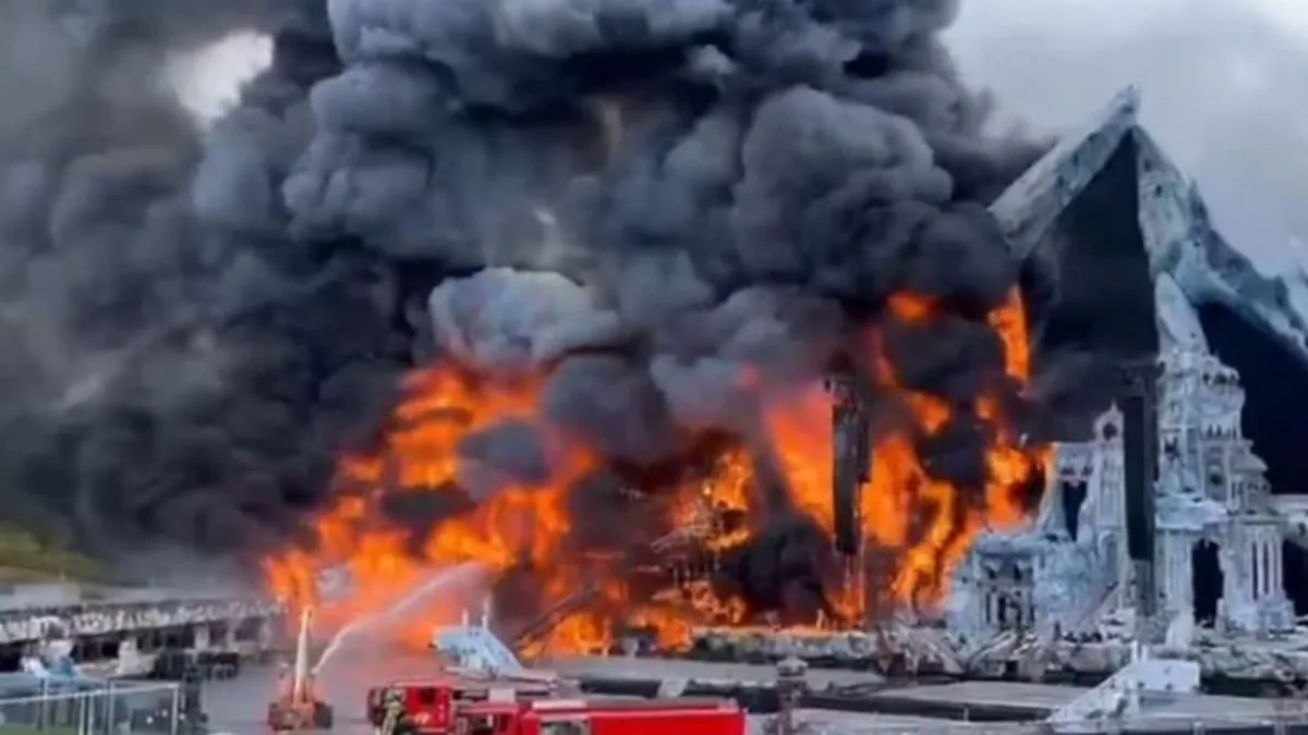 Tomorrowland müzik festivalinin sahnesinde yangın