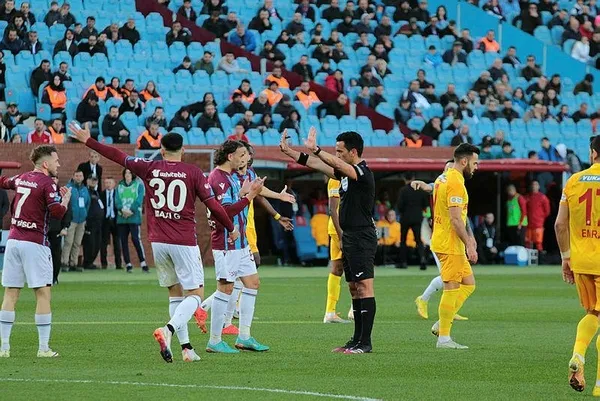trabzonda-gol-duellosu-firtina-evinde-kayip-trabzonspor-3-4-kayserispor-mac-sonucu-1680361338698.jpeg