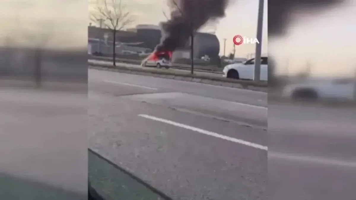 Kocaeli'de seyir halindeki araç alevlere teslim oldu!