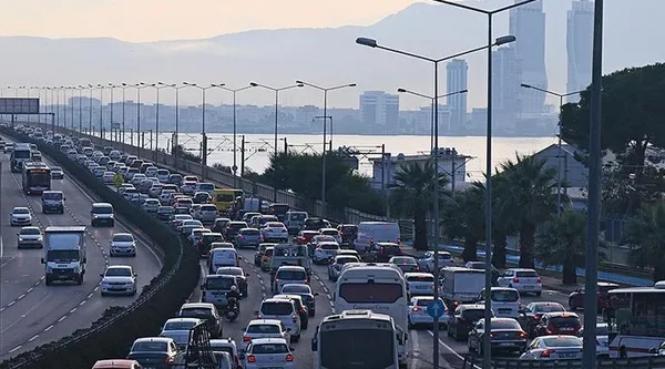 CHP’li İzmir Belediye Başkanı Tunç Soyer’den garip öneri: Trafiği azaltmak için trafiğe çıkmayın