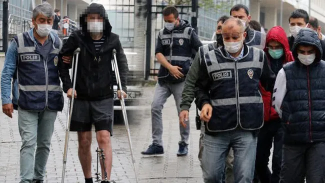 samsunda-kumar-oynarken-yakalandi-gazeteciye-soyledigi-agizlari-acik-birakti-1621259392975.jpg Samsun’da kumar oynarken yakalandı! Gazeteciye söylediği ağızları açık bıraktı - 2