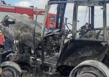 Egzozdan çıkan kıvılcım traktörü kül etti