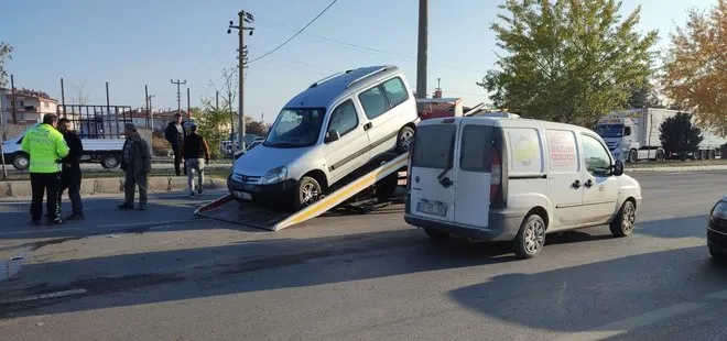 Afyonkarahisar’da 2 araç birbirine girdi!  Kazayı izlerken dikkati dağılan sürücü de kaza yaptı