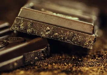 Ödemi azaltıyor kalp ve damar sağlığını koruyor! Bitter çikolatanın faydaları