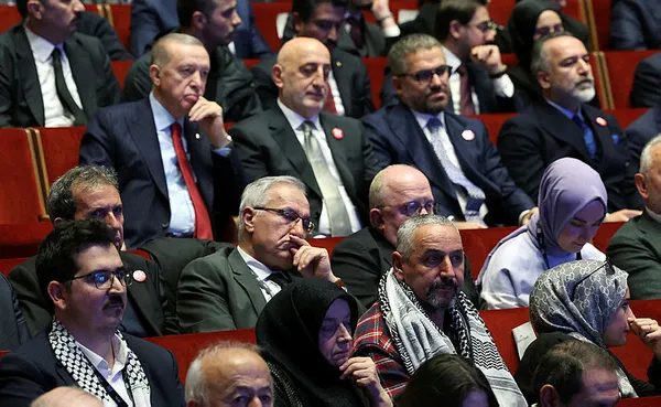 necip-fazil-kisakurek-odulleri-toreni-baskan-recep-tayyip-erdogandan-onemli-aciklamalar-1703964472726.jpg Başkan Erdoğan'dan Süper Kupa mesajı: Sporun siyasi rekabetin mezesi haline getirilmesi yanlış