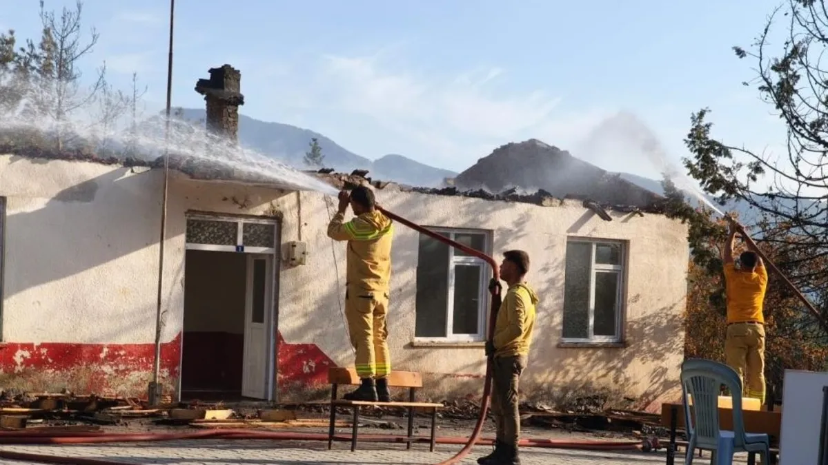 Antalya'da ormanlık alanda çıkan yangında eski okulun çatısı kullanılamaz hale geldi