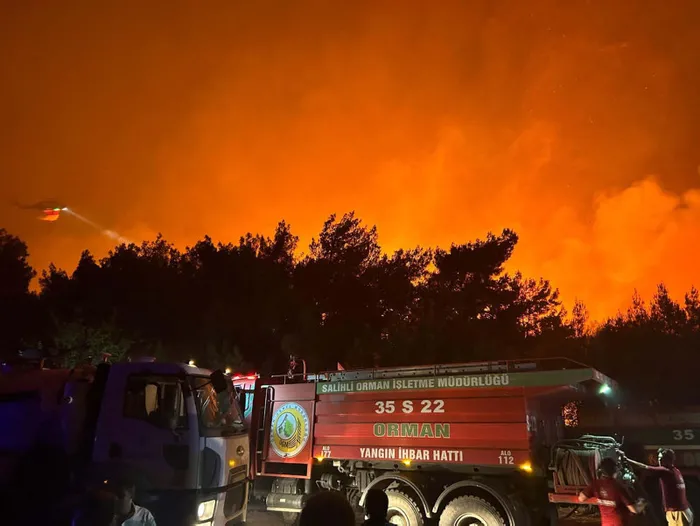 İzmir'in Buca ilçesinde başlayıp Gaziemir ilçesine sıçrayan yangın 20 saatte kontrol altına alındı.