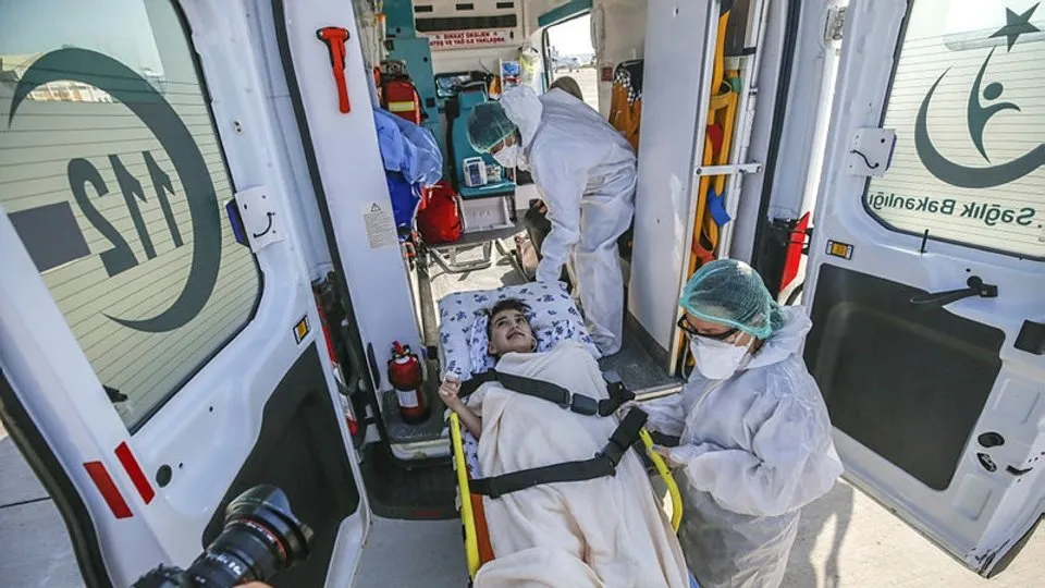 Türkmenistan’da yaşayan çocuk hasta Nihal Naz Aydın ambulans uçakla Türkiye’ye getirildi
