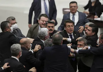 TBMM'de büyük gerginlik! Yumruklar havada uçuştu! CHP ve MHP'li isimler birbirine girdi...