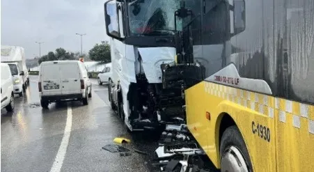 Ters yöne giren TIR, İETT otobüsüne çarptı