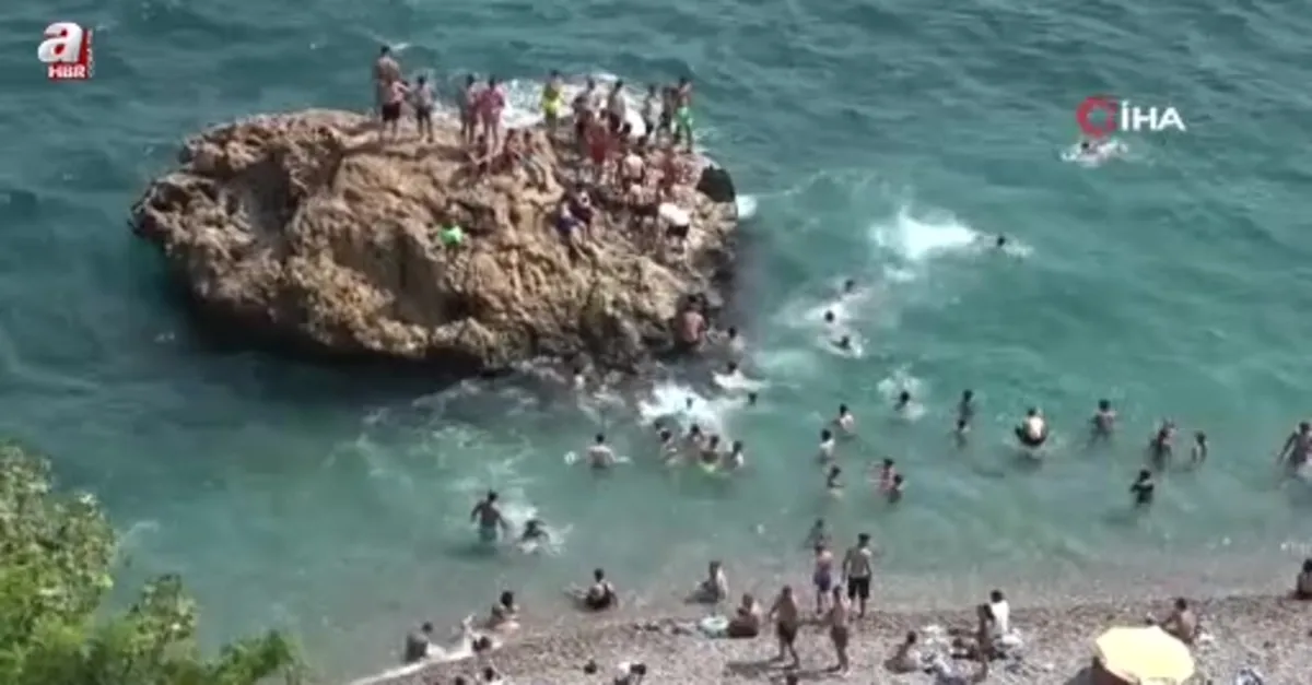 Sıcaktan bunalanlar sahile akın etti