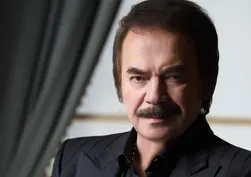 Orhan Gencebay taburcu oldu! Tekerlekli sandalye ile çıktı