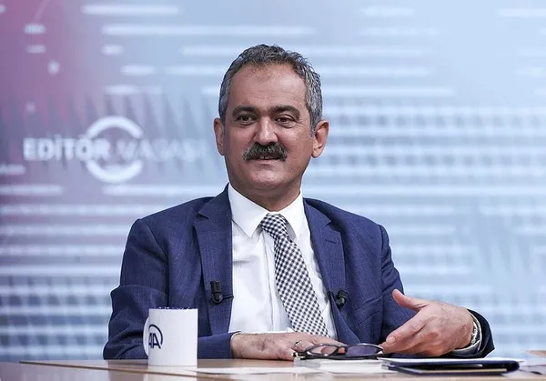 son-dakika-sosyal-medyayi-ayaga-kaldiran-goruntu-lise-ogrencisi-kuran-i-kerime-tekme-atti-milli-egitim-bakani-1654603099014.jpeg Son dakika: Sosyal medyayı ayağa kaldıran görüntü: Lise öğrencisi Kur’an-ı Kerim'e tekme attı! Milli Eğitim Bakanı Mahmut Özer: Kabul etmemiz mümkün değil - 5