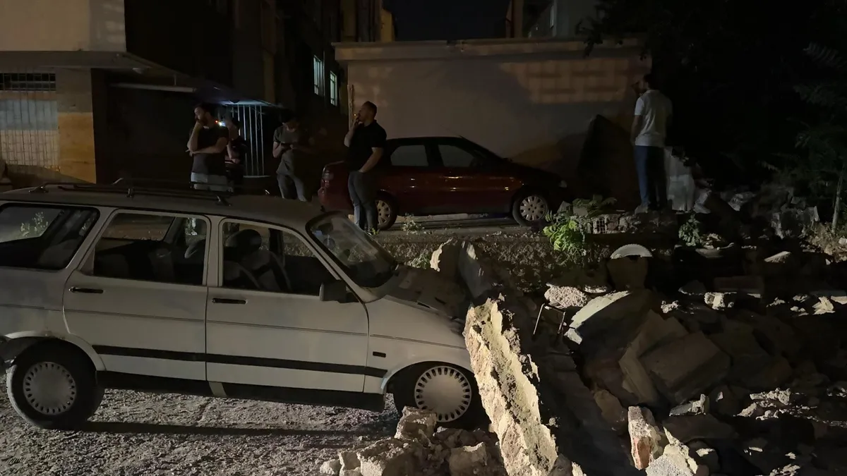 Kayseri'de gece vakti panik anlar! Bir anda oldu 3 otomobilde hasar oluştu