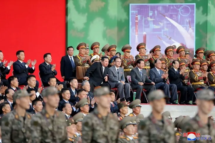 Dünyanın gözünden kaçmadı! Yenilmez ordu kuruyorum diyen Kim Jong böyle görüntülendi