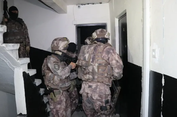 İstanbul'da uyuşturucu tacirlerine şafak operasyonu - 1