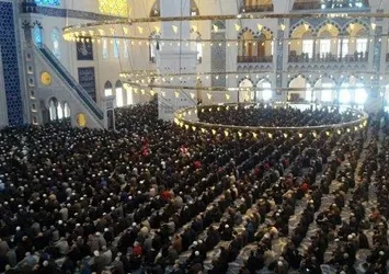 Çamlıca Camii'den Temel Karamollaoğlu'na yanıt niteliğinde görüntü
