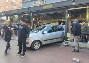 Otomobille kafeye daldı! 1 kişi hayatını kaybetti 3 yaralı