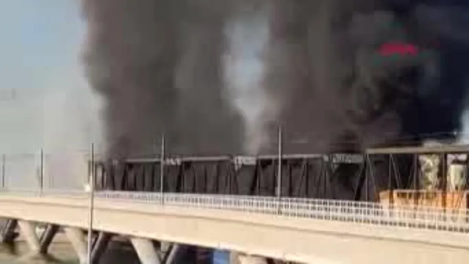 ABD’de raydan çıkan yük treni alev aldı