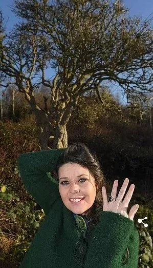 İngiltere'de ağaçla evlenen kadın, evliliklerinin 2. yılını kutladı! 'Ailem bu evliliği destekliyor'