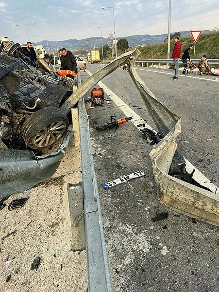 lastigi-patlayan-arac-bariyerlere-carpti-paramparca-oldu-1-olu-3-yarali-1706526814830.jpeg Lastiği patlayan araç bariyerlere çarptı paramparça oldu: 1 ölü, 3 yaralı - 2