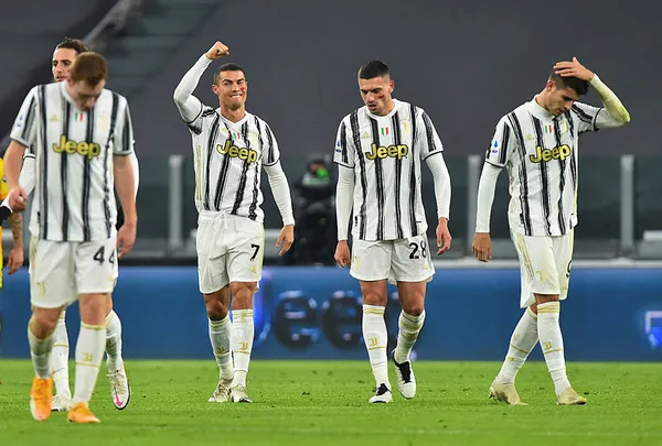 Ronaldo Cagliari’yi 2 golle devirdi